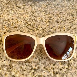 Cream and Brown Sunglasses 🕶